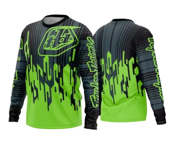 Camisa com logo no peito e estampa grande nas costas mostrando design exclusivo de motocross e trilha em cores vibrantes, perfeita para quem ama aventuras off-road e estilo radical.